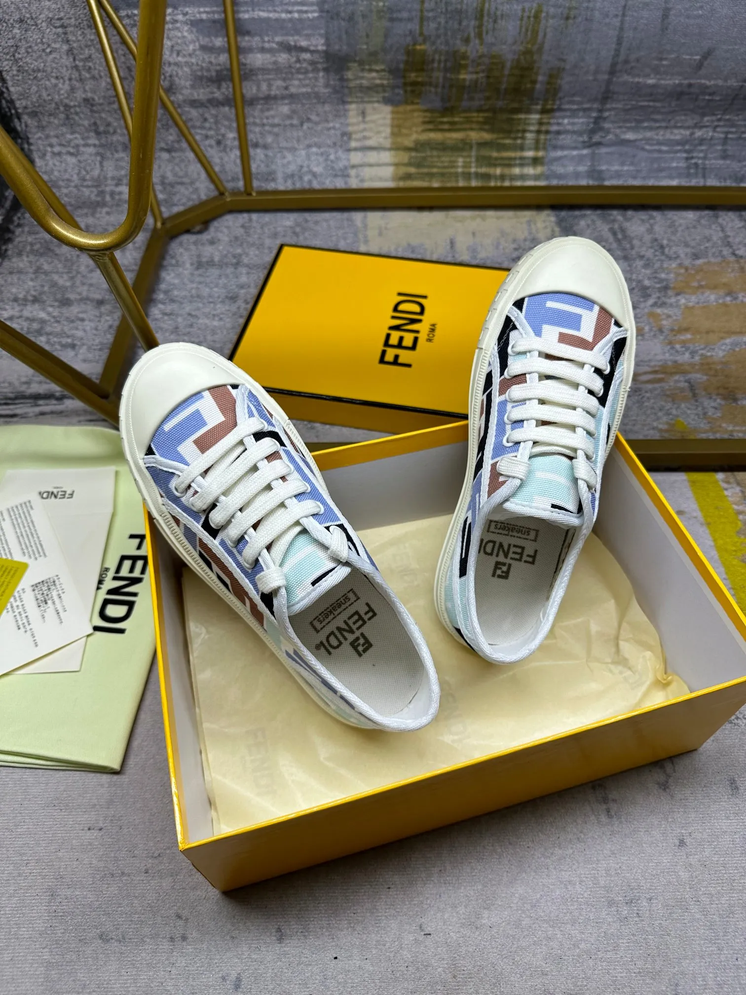 Couple style 💰460❤️Fendi Fendi's latest couple canvas shoes ❑ Fabric: Original customized imported jacquard canvas material ❑ Inner lining: Imported canvas material ❑ Sole: Original molded non-slip TPU outsole ❑ Bottom thickness: 2.5cm ❑ Size: Women's 35-40/Men's 39-45